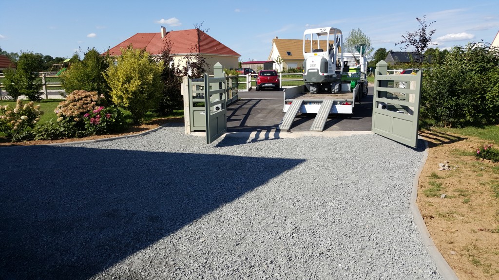 installation d'un portail , pose de bordure P1, mise en oeuvre d'un parking