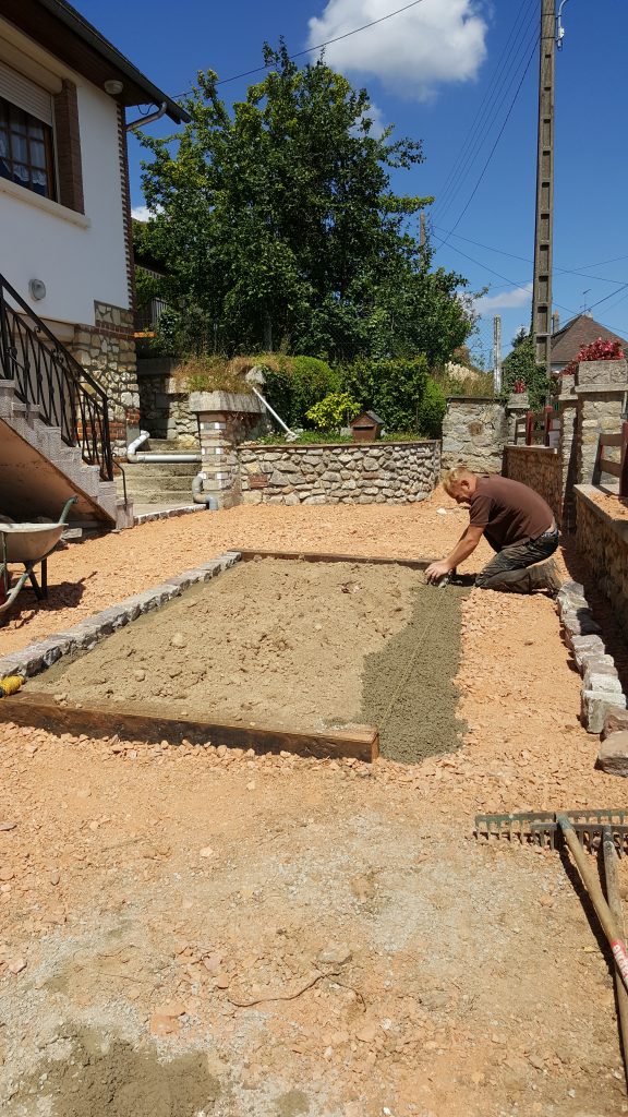 pose de pavé de rue pour la création d'un massif