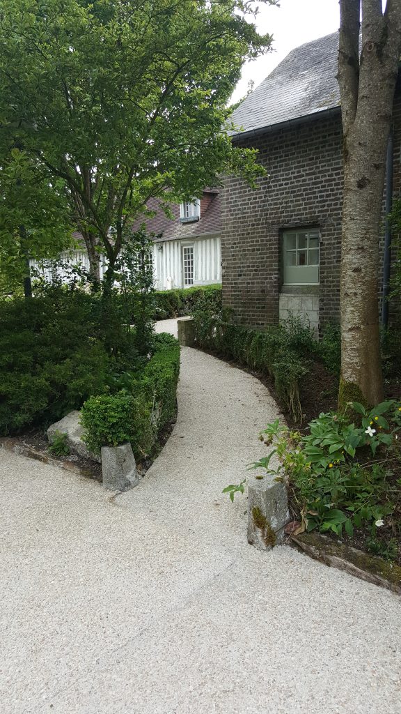 réhabilitation d'une entrée de maison en béton désactivé