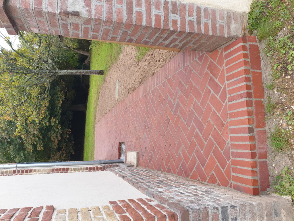 Terrasse en brique ancienne pose en chevron