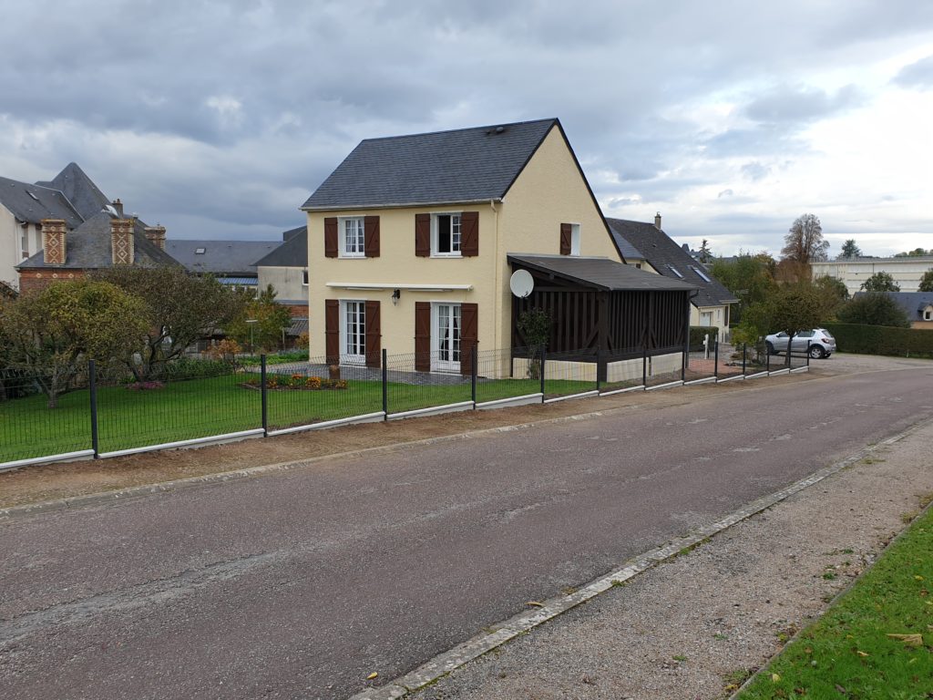 Mise en place de clôture alu avec soubassement béton