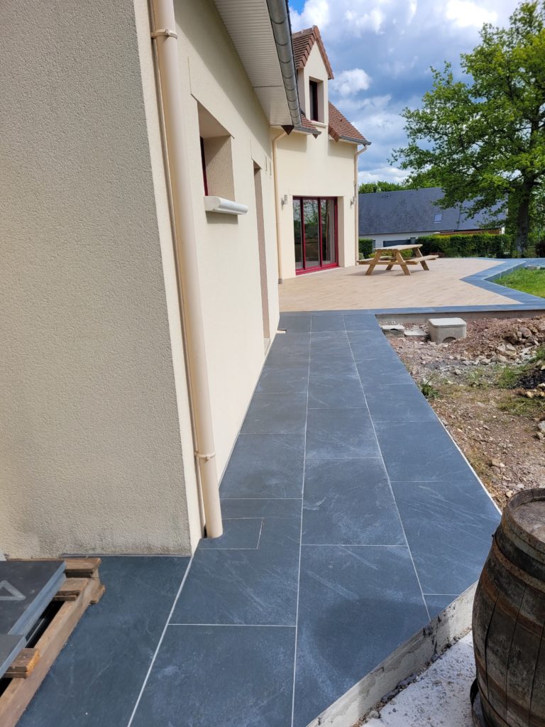 Création d'une terrasse béton avec revêtement ceramique