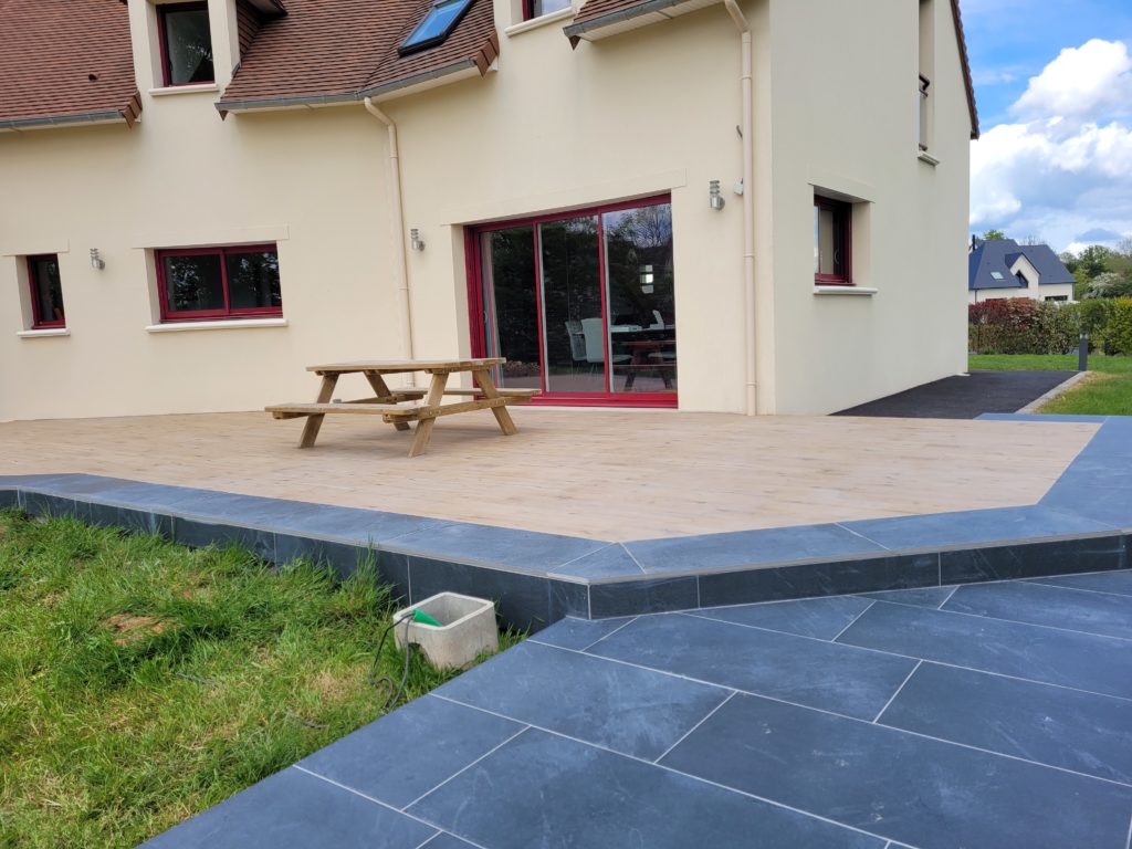 Création d'une terrasse béton avec revêtement ceramique