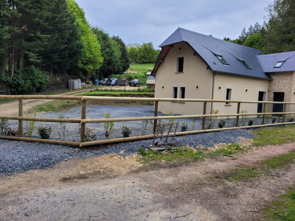 installation de clôture bois avec plantation d'une haie vive