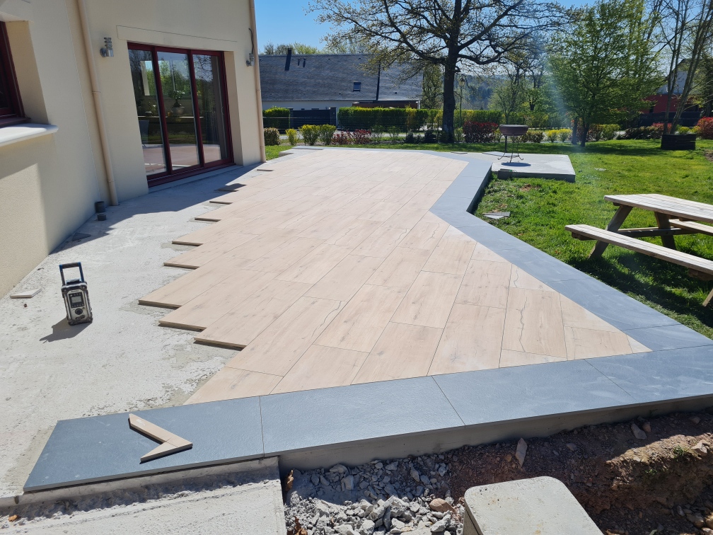 Création d'une terrasse béton avec revêtement ceramique